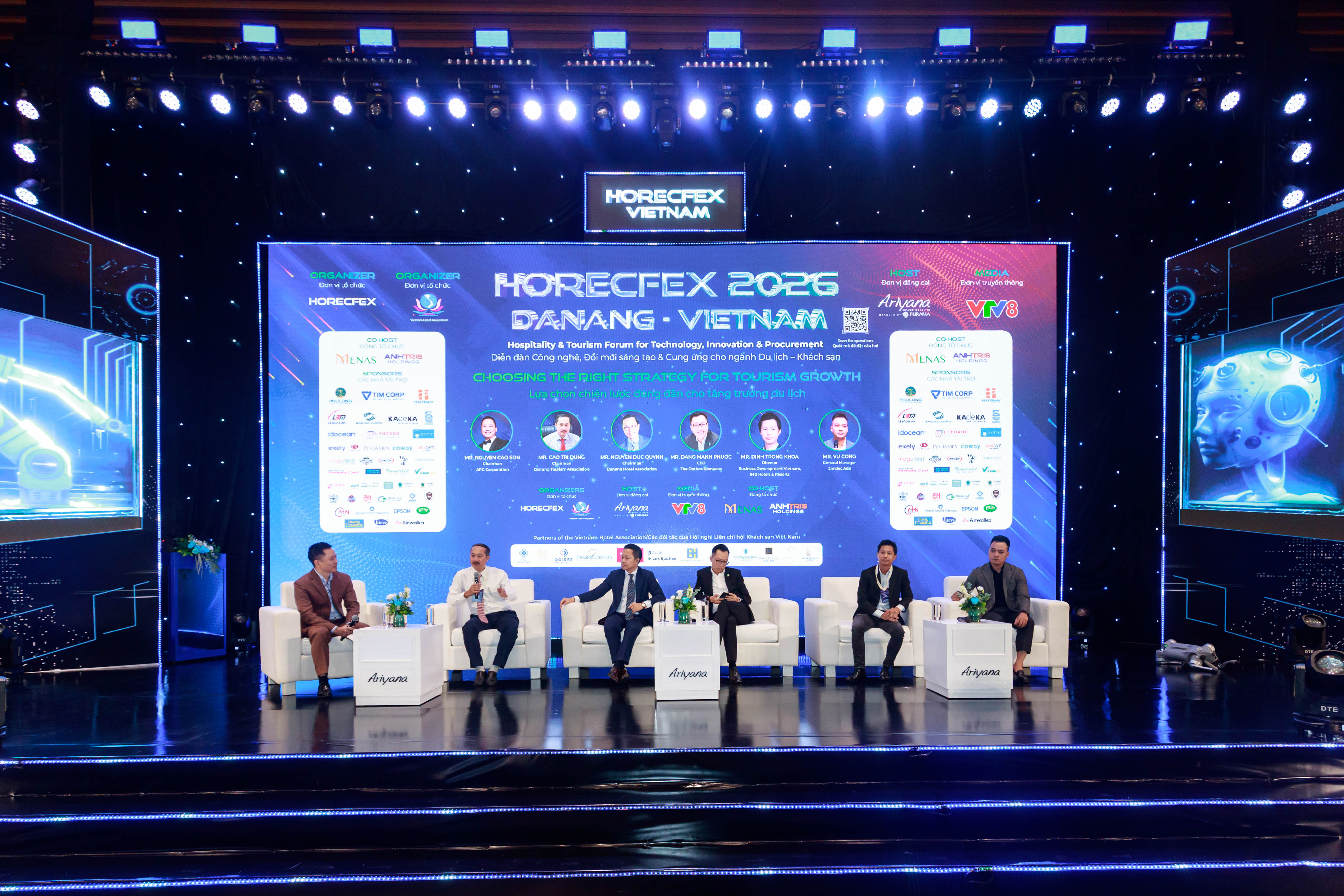 Six executives seated on stage for the closing panel at the Da Nang tourism conference