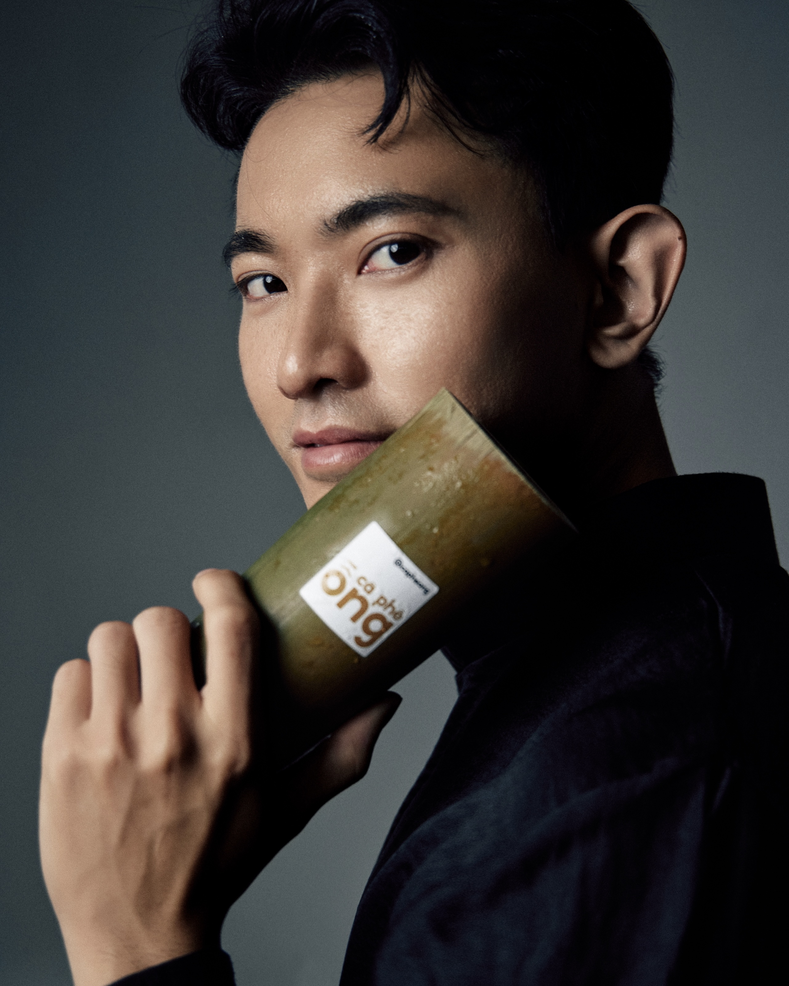 Founder Nguyễn Huỳnh with a cà phê ống bamboo tube