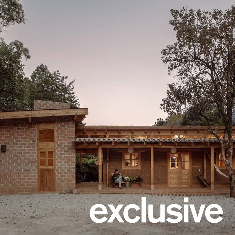 How an Abandoned Adobe Structure Became a Modern Home in Chiapas