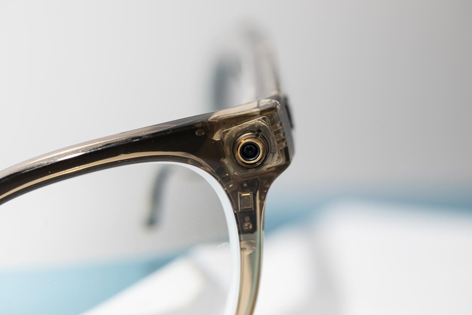 Apple Delays Smart Glasses Launch to Solve Privacy Design Problem