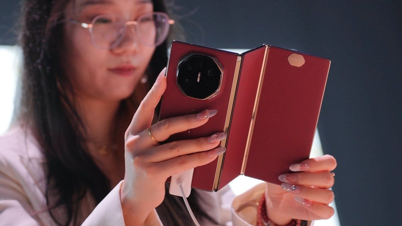 Apple and Huawei Turn to Foldables as Global Smartphone Shipments Face 17% Drop