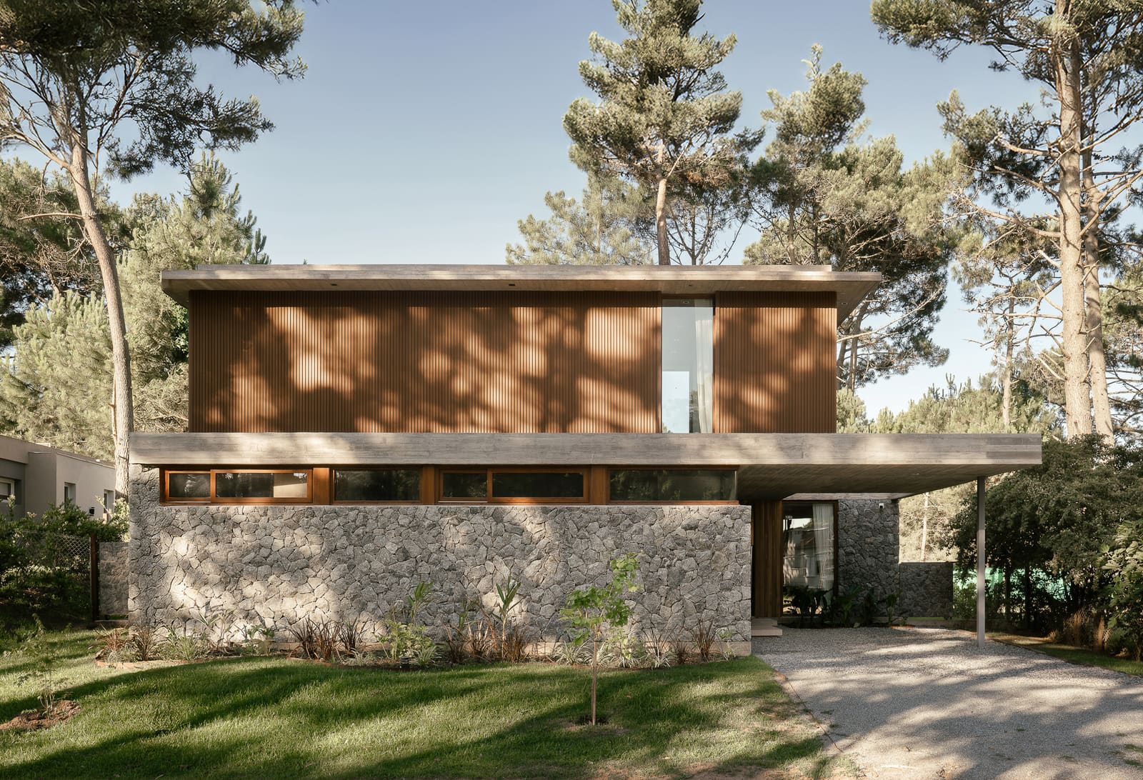 The Architecture of Boundaries: How One Argentine Beach House Chooses What to Hide