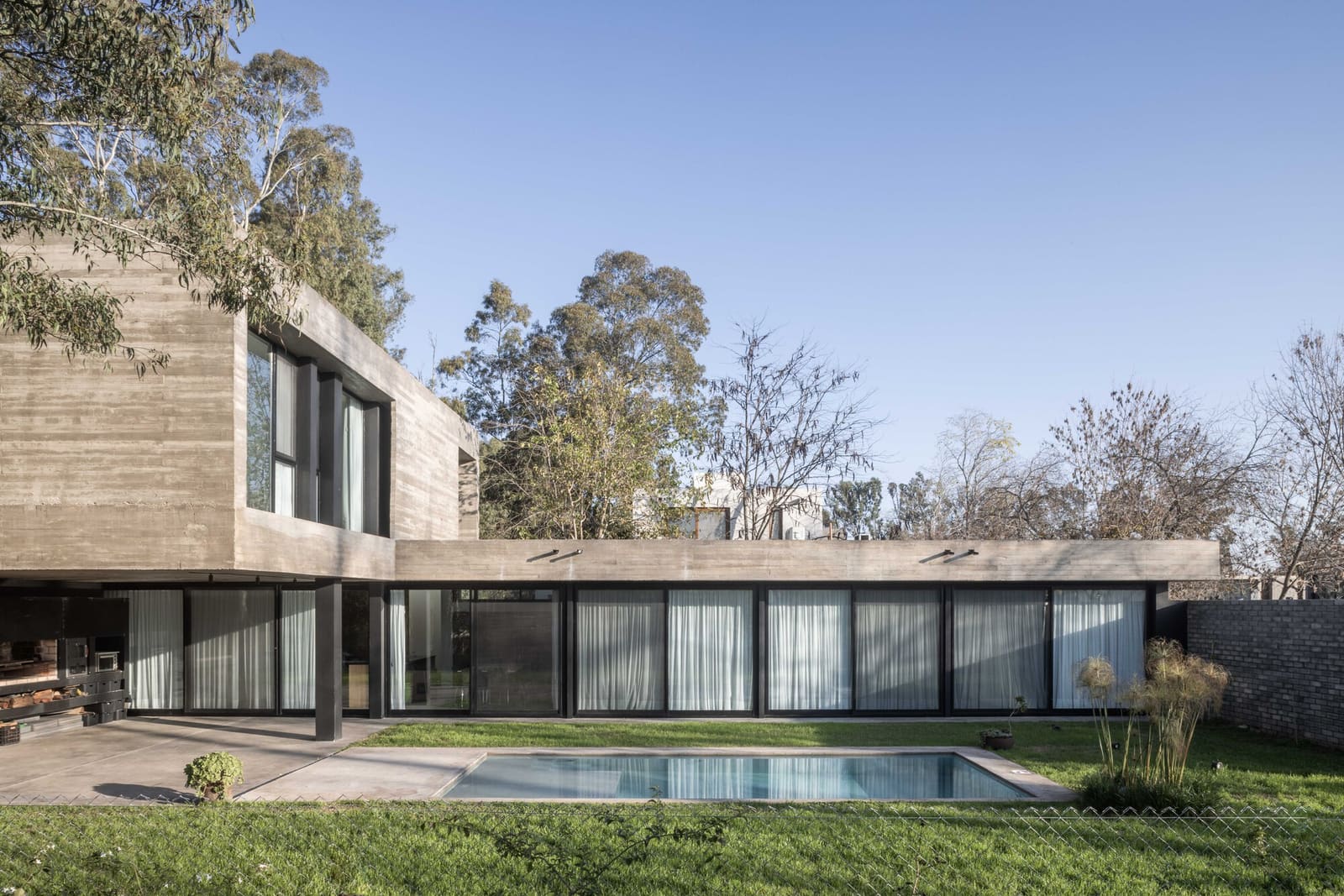 Architecture at the Edge: How One Corner Lot Shaped a House Around Trees