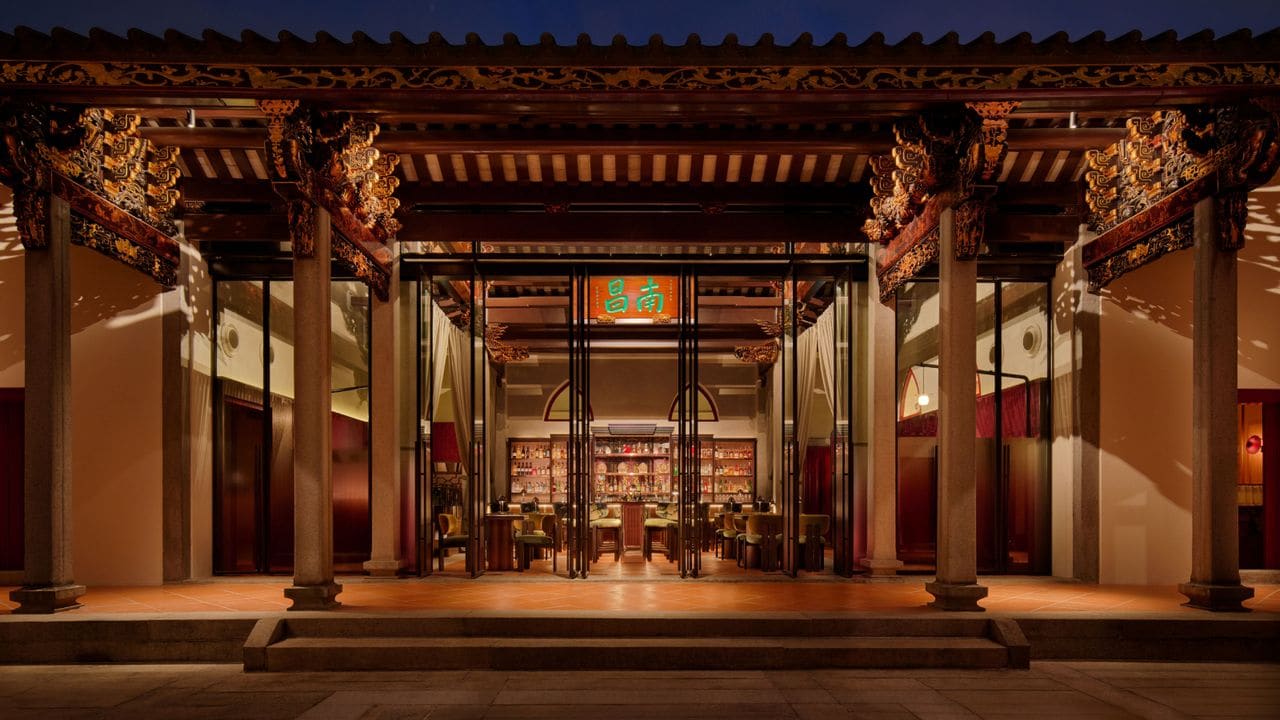 Where a Merchant Prince's Mansion Becomes a Theatre of Cocktail Memory