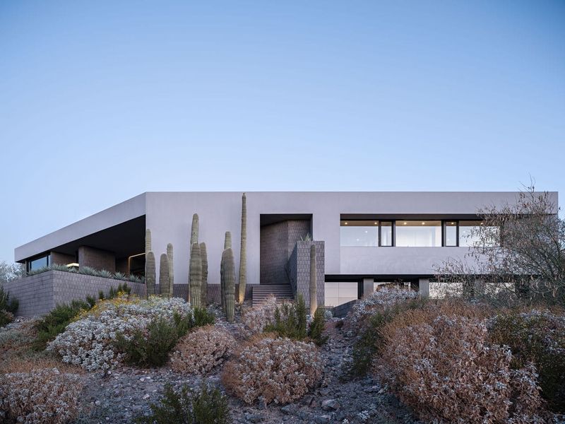 How a Bent-Bar Floor Plan and CMU Block Redefine Desert Living in Phoenix