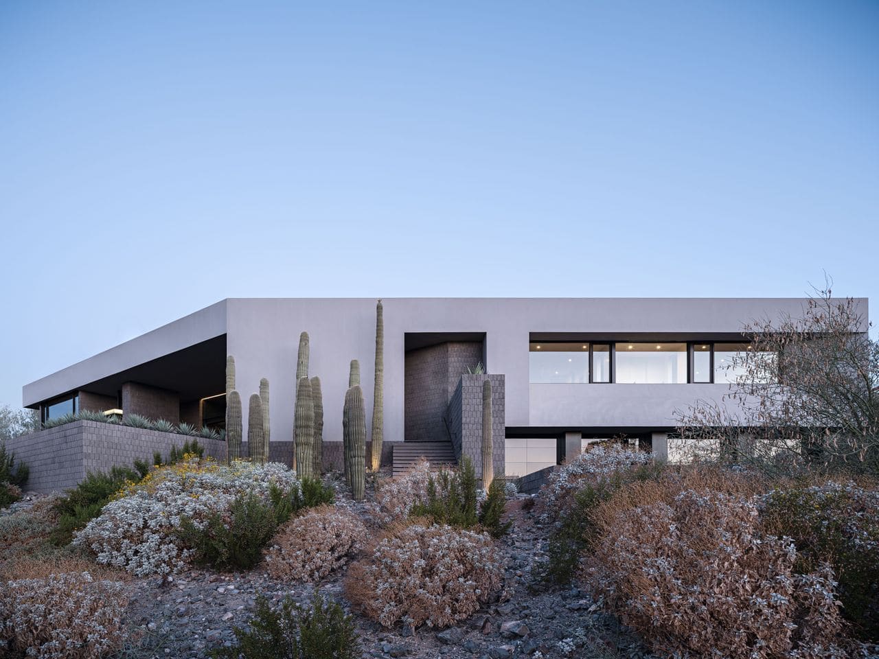 How a Bent-Bar Floor Plan and CMU Block Redefine Desert Living in Phoenix