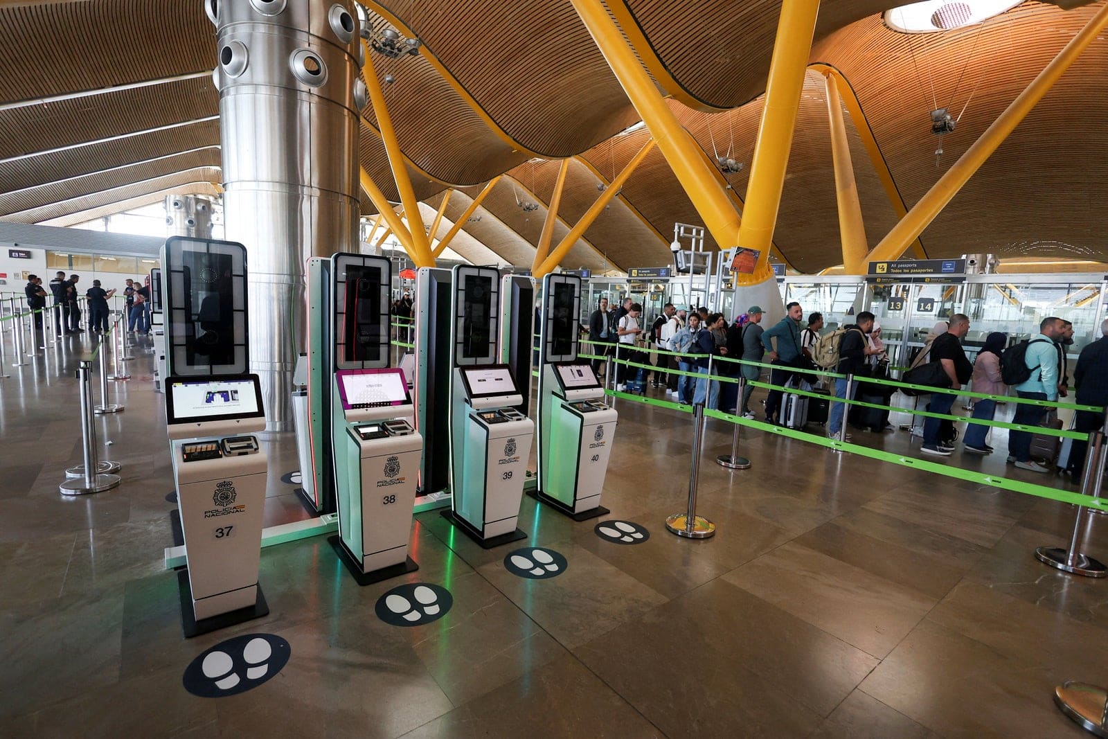 British Travelers Rethink Europe Trips as Biometric Border Checks Cause Long Delays