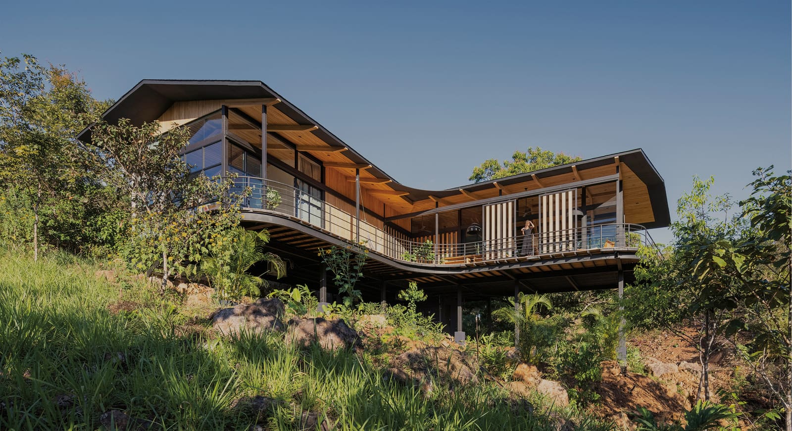 Building Lightly: A Costa Rican House That Floats Above the Slope