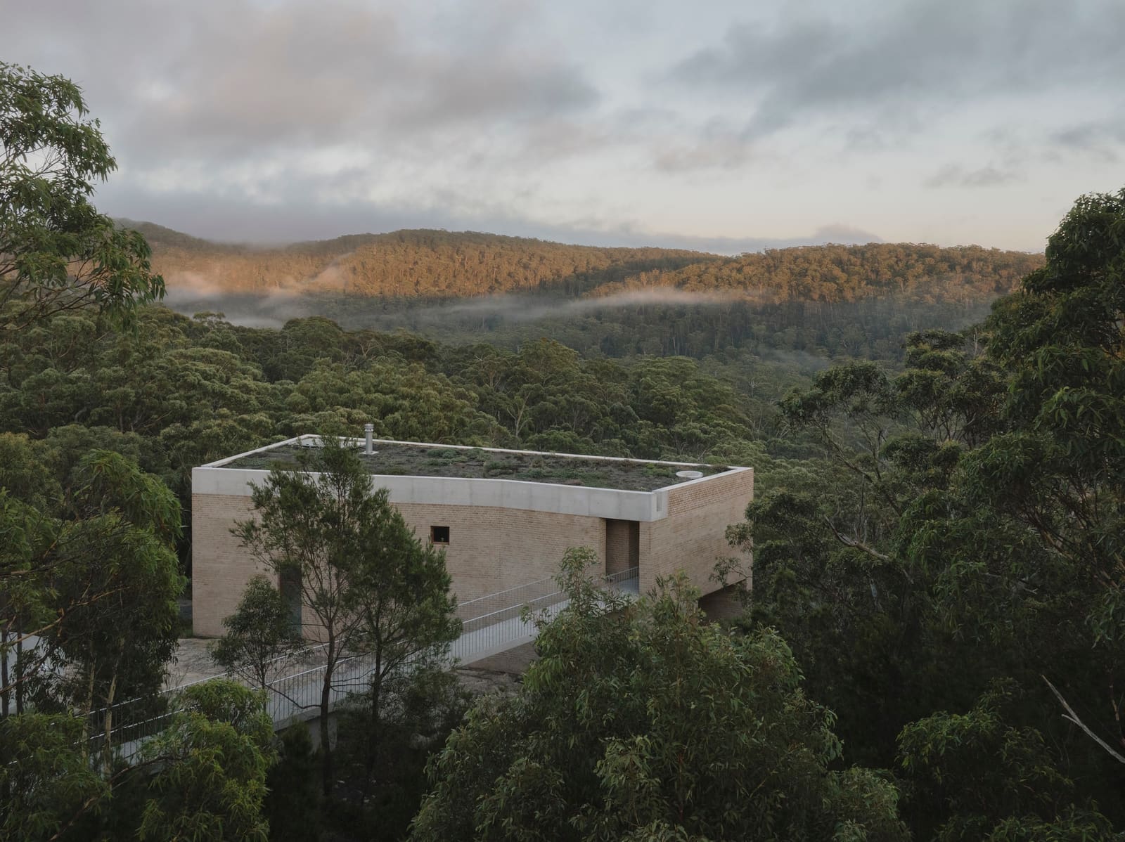 Building on the Edge: A Family Home Carved Into Australia's Cliff Face
