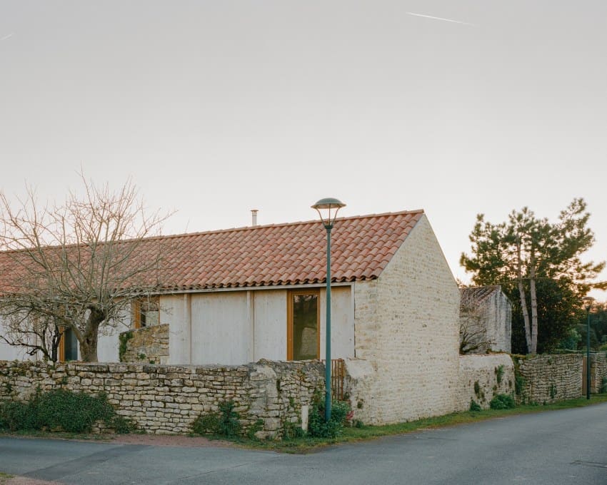 Building Within the Bones: A Timber Dwelling Rises from Garden Ruins