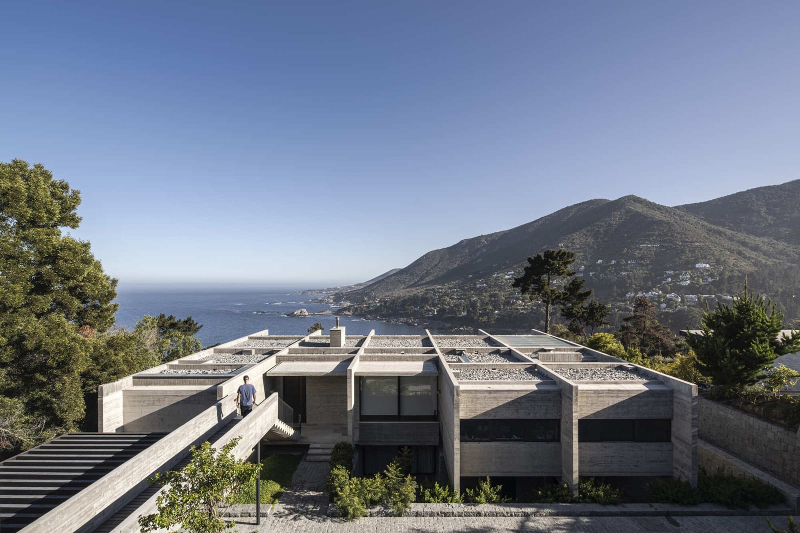 A Chilean House That Hovers Above the Bay