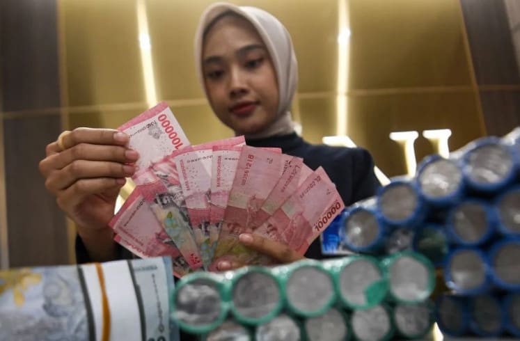 China's $1.2 Trillion Trade Surplus Threatens Indonesian Rupiah and Industry