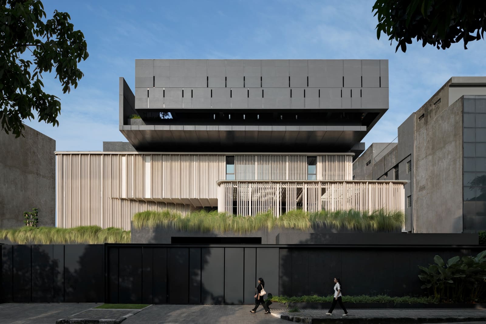 When the Office Becomes a Resort: CMM Headquarters Blurs Work, Storage, and Home