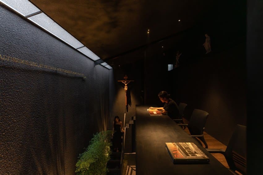 Working at the Edge: A Compact Office Beside an Airport Runway