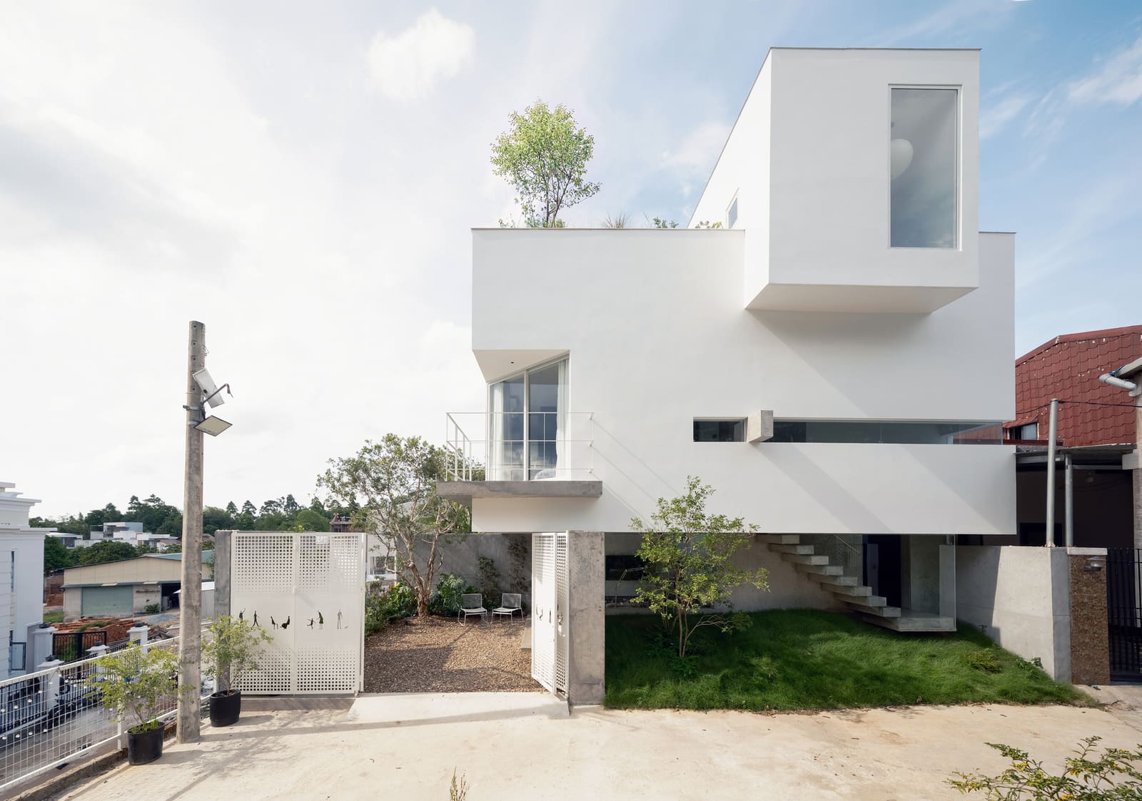 Compression as Strategy: How One Vietnamese Home Prioritizes Garden Over Footprint