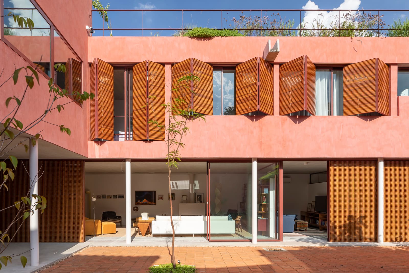The Courtyard as Organizing Principle: A São Paulo Residence by André Vainer