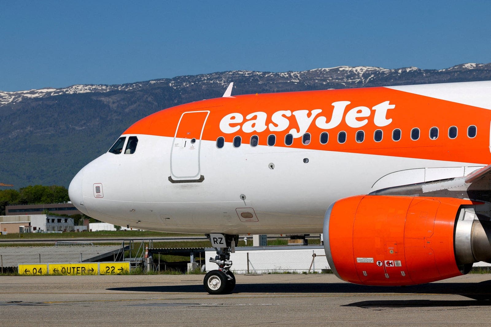 EasyJet's Profit Falls Amid Rising Fuel Costs and Regional Conflict
