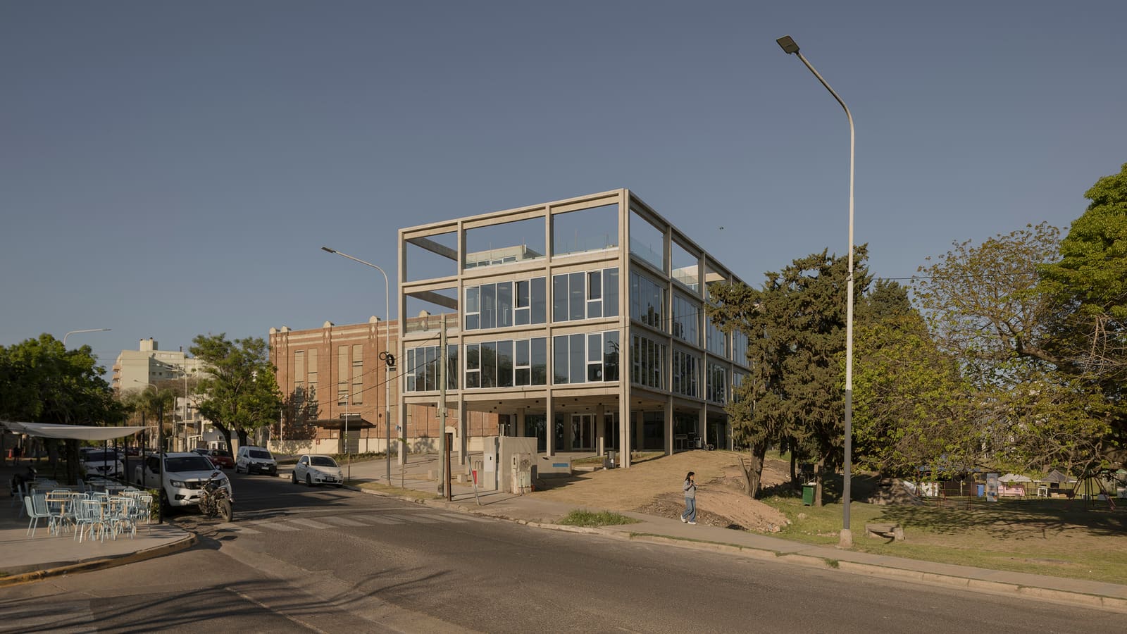 Exposed Concrete and River Edge: IAPSER's New Headquarters in Paraná