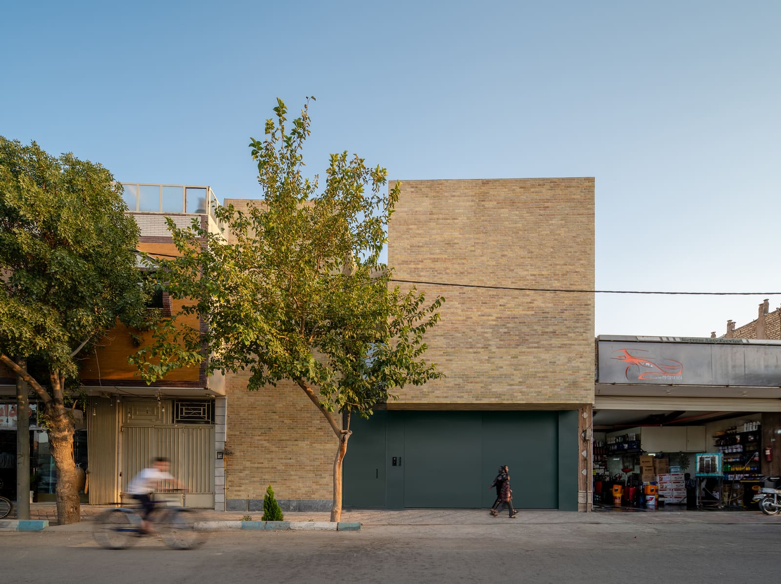 Finding Stillness in the Noise: A Multi-Generational Home Turns Its Back on Isfahan's Industrial Edge