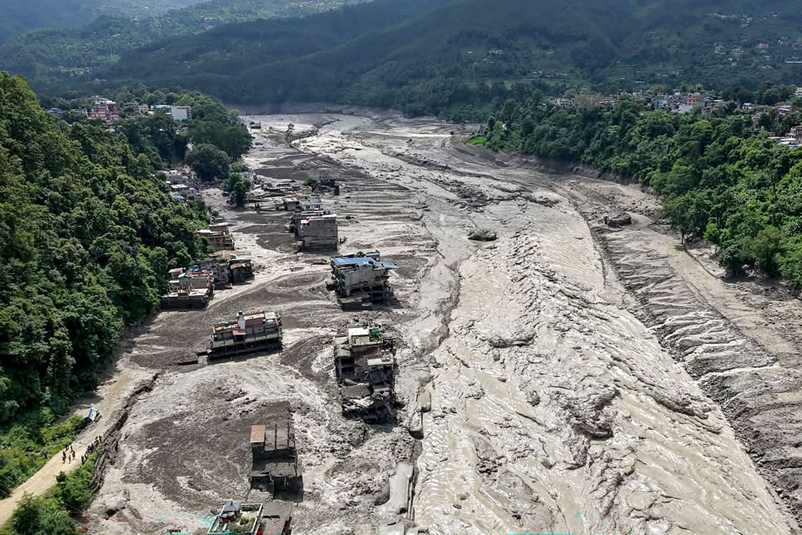 Flash Floods in Nepal Leave Hundreds of Travelers Missing After Himalayan Earthquake