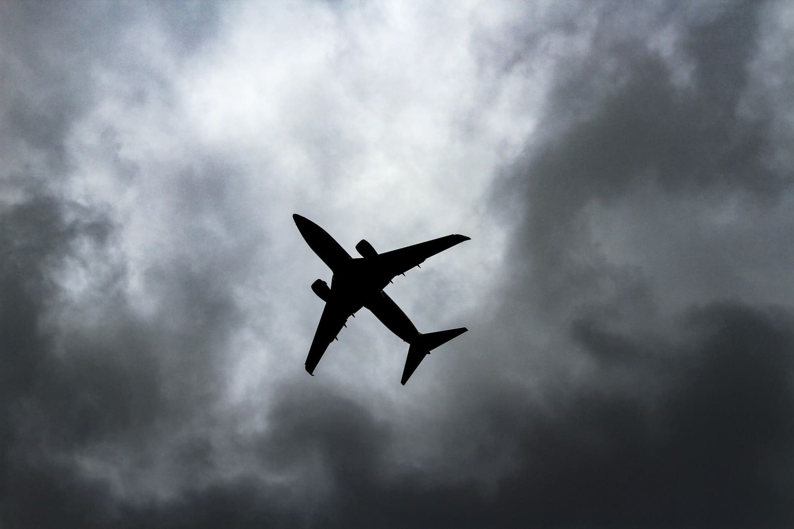 Flight Paths Diverge as Thirty Carriers Keep Russian Routes Open