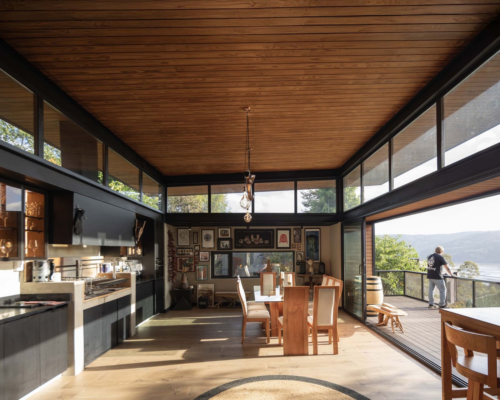 The Folding Gesture: How a Single Wooden Surface Defines Arrival and Dwelling in Chile