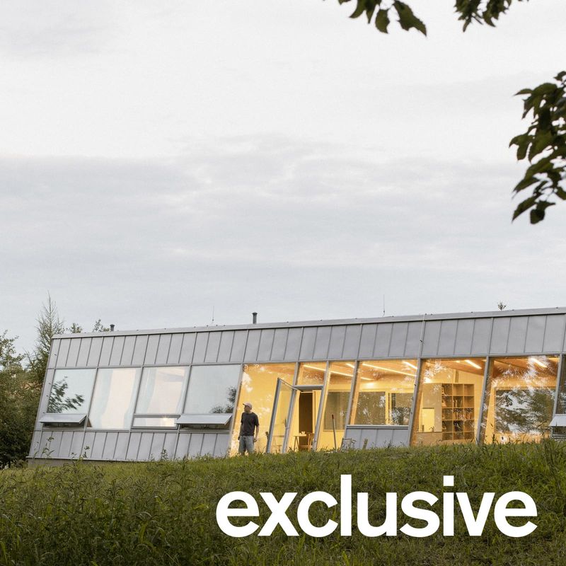 A Forest-Facing Modular Home Redefines Budget Construction in South Bohemia