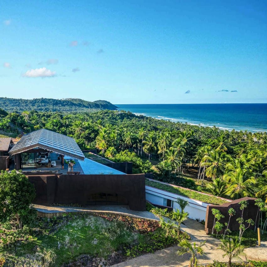 Four Volumes on a Hillside: TETRO's Coastal Retreat in Bahia