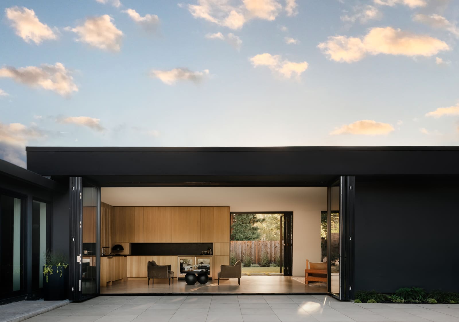 How a Fragmented 1960s Ranch Found Coherence Through Light