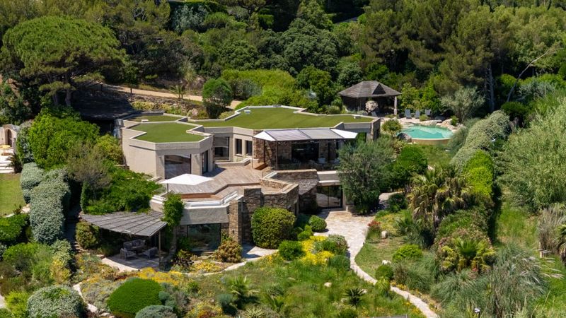 A Mediterranean Villa Where Geometry Meets the Sea