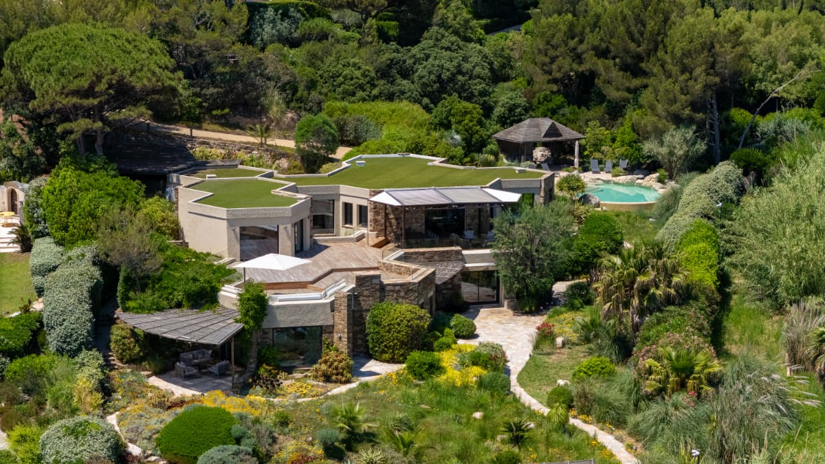 A Mediterranean Villa Where Geometry Meets the Sea