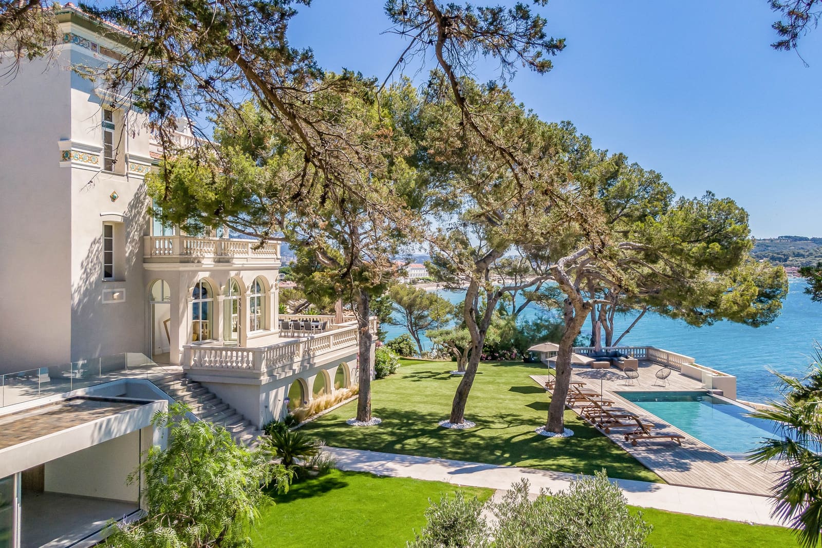 Where Lavender Meets the Sea: Finding Your Perfect Villa Retreat in Southern France
