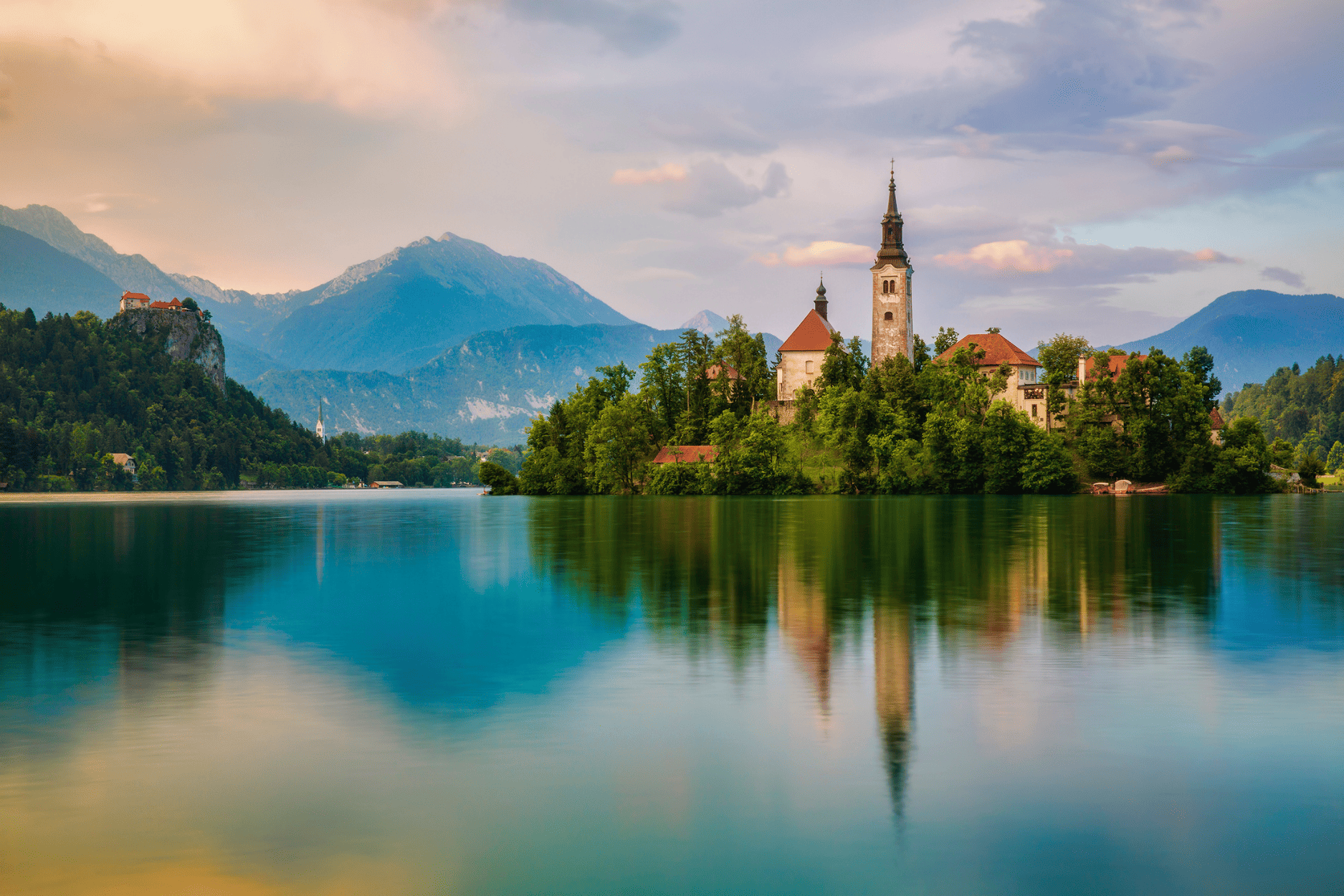 The Visual Economy Of Travel: How Instagram And TikTok Reshape Destination Aesthetics