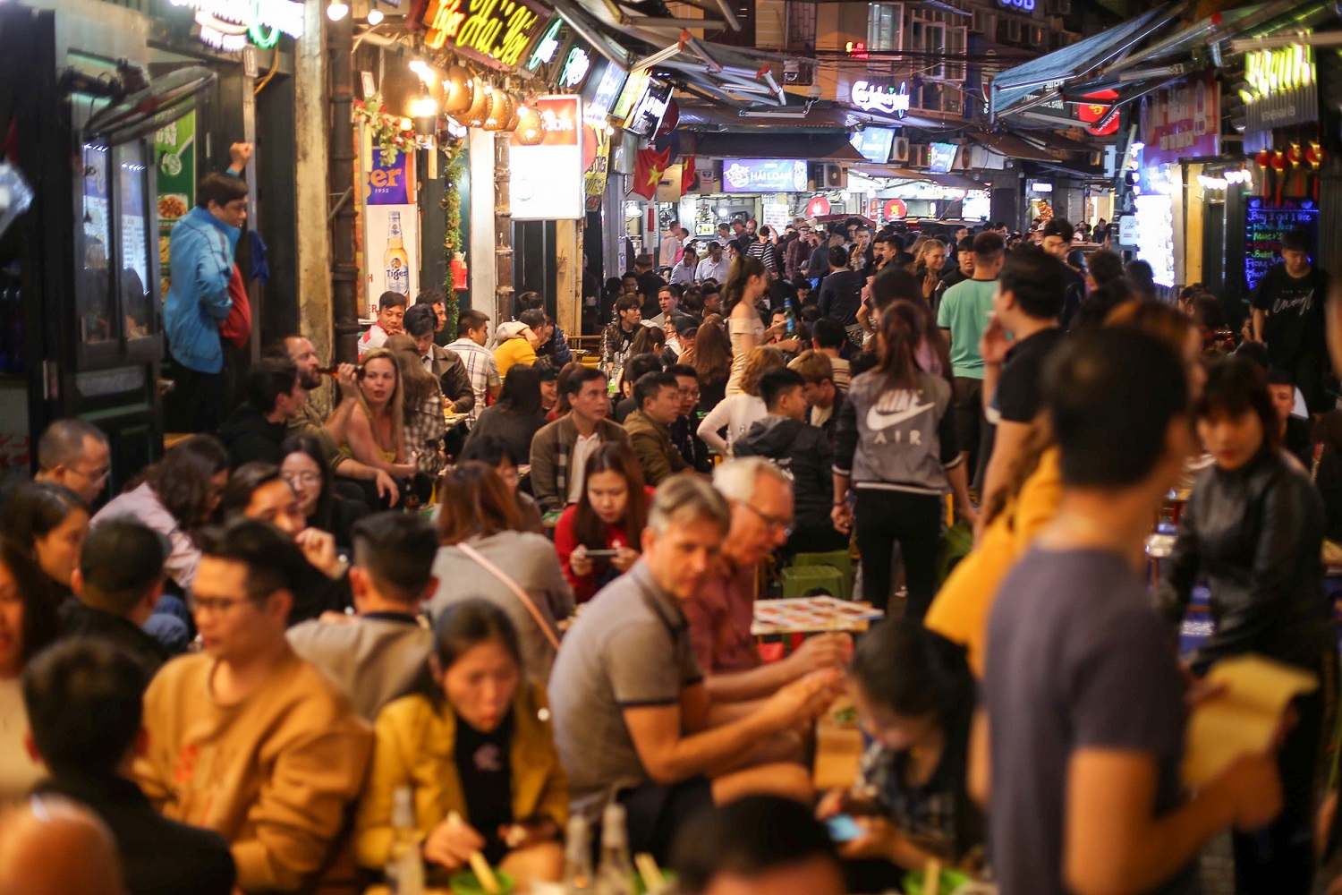 Vietnam's Pavement Dining And The Art Of Everyday Community