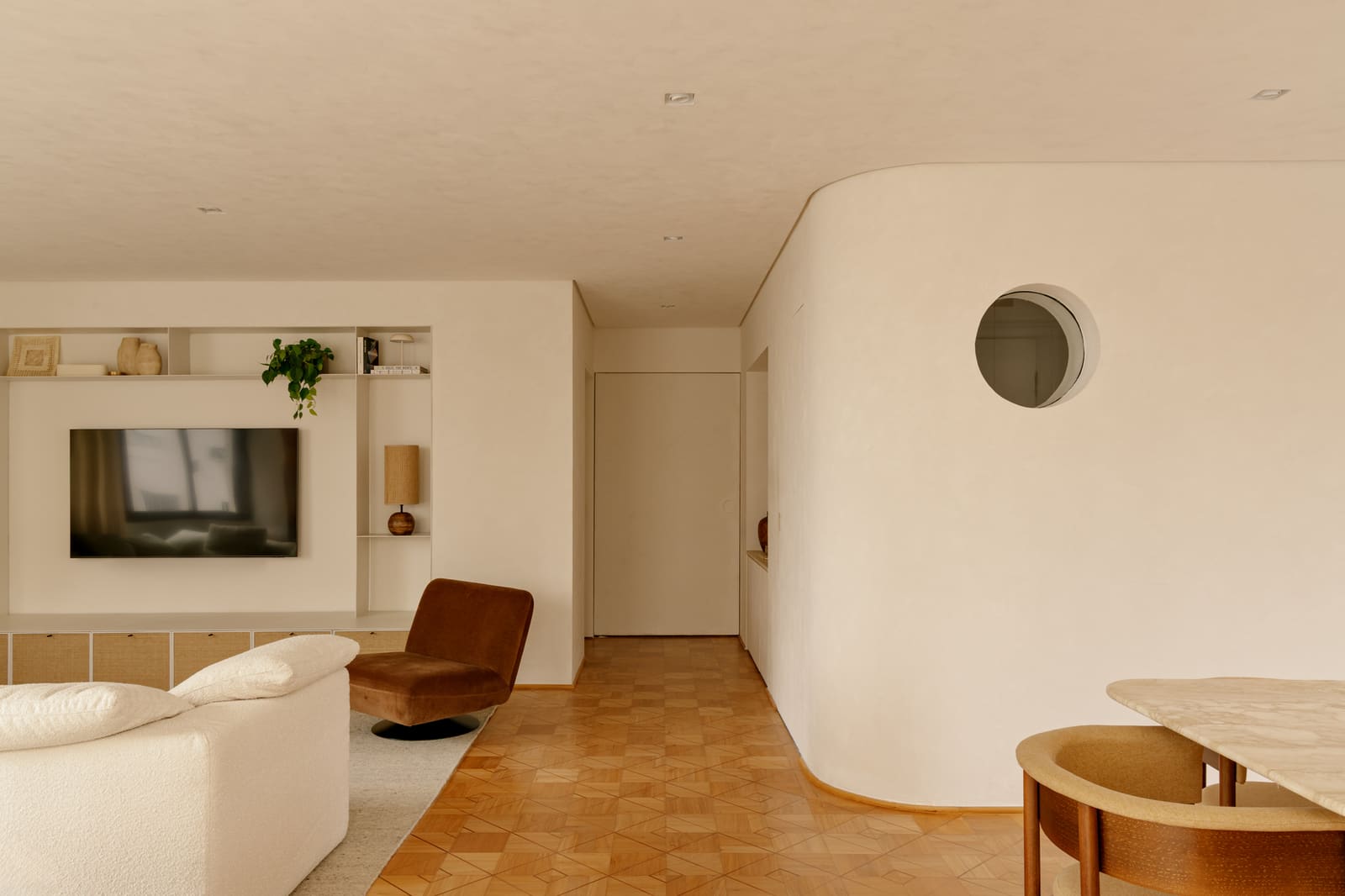How Generous Bones and Surgical Precision Saved a Compartmentalized São Paulo Apartment