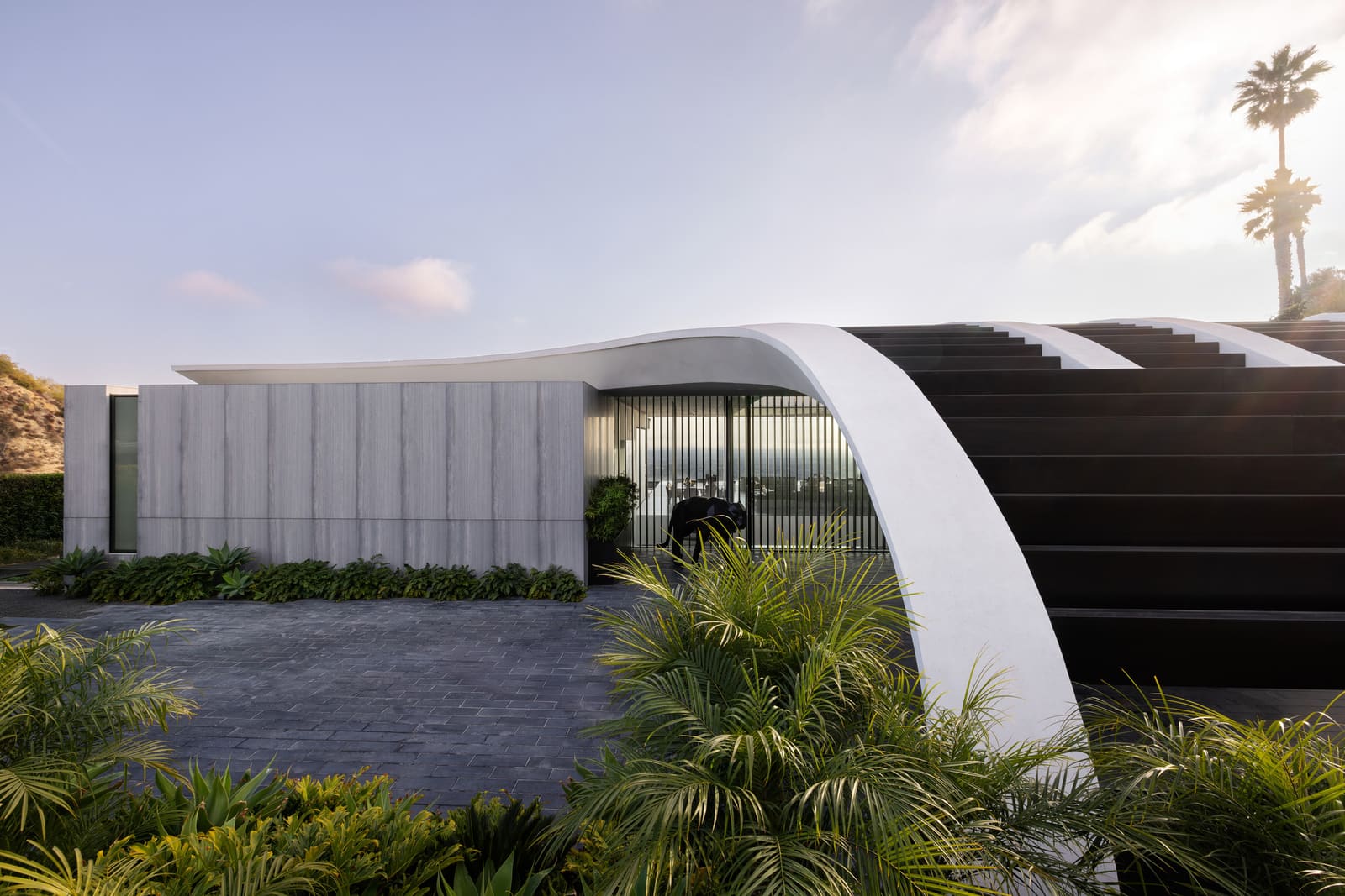 A Hillside House That Speaks the Language of Light and Elevation