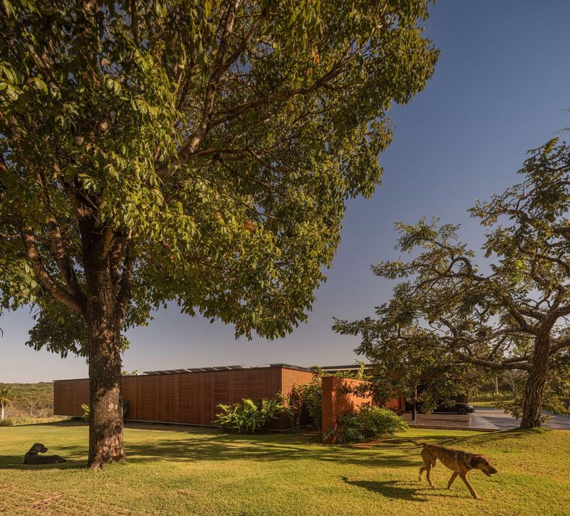 When Horizontal Architecture Reads the Land