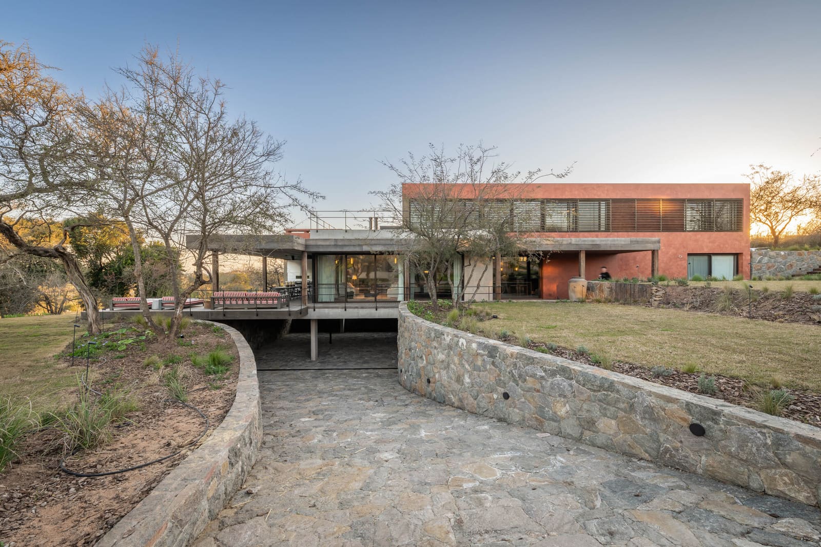How One Argentine Residence Follows the Land Instead of Fighting It