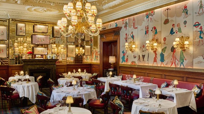 An Italian Seafood Sanctuary Arrives in a Whitehall Palace