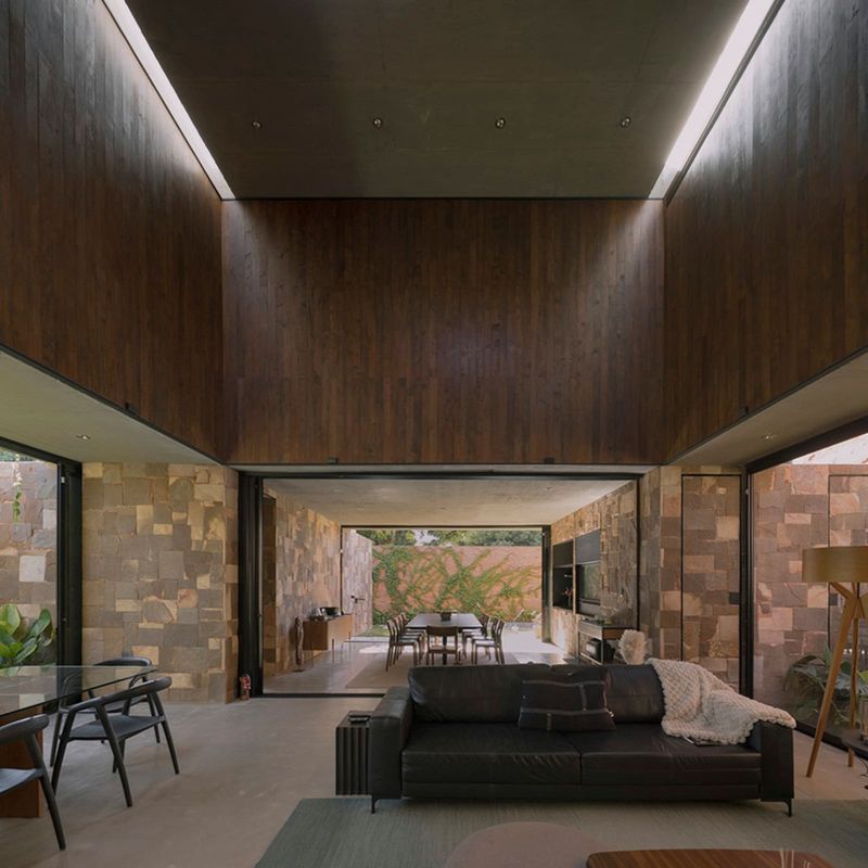 Light as Material: How Casa Honor Vacui Rethinks Enclosure in Asunción