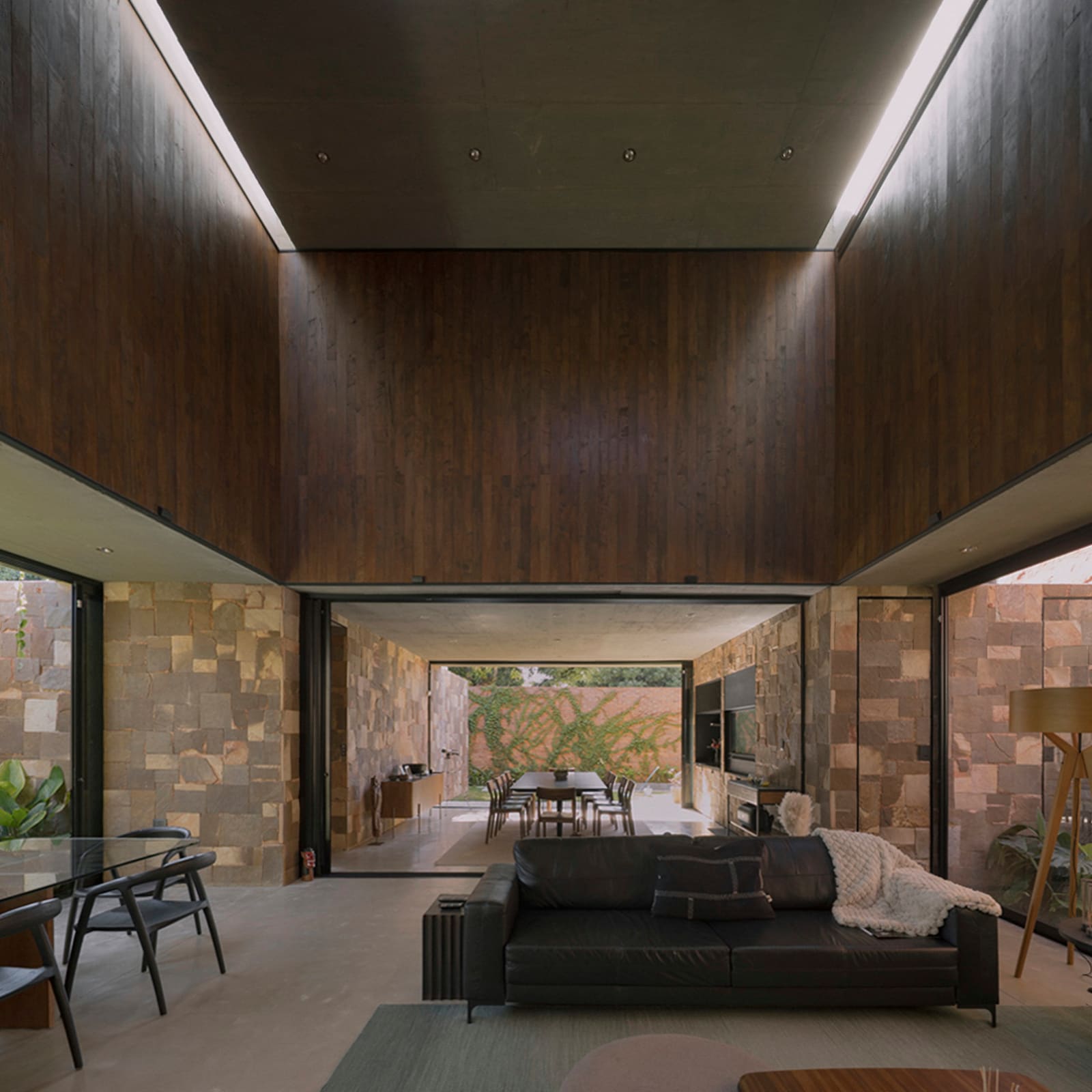Light as Material: How Casa Honor Vacui Rethinks Enclosure in Asunción