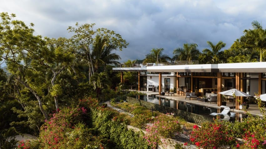 Living Between Canopy and Coral: A Costa Rican House Rethinks the Tropical Section