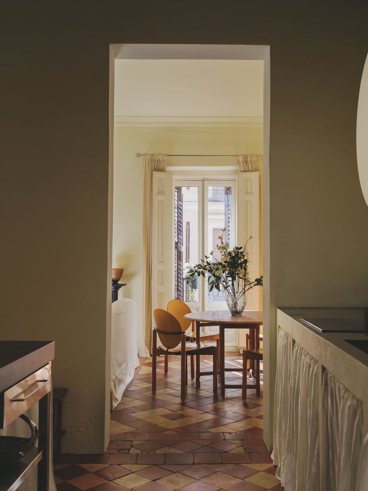 When Ornament Meets Subversion: A Madrid Apartment That Refuses to Choose