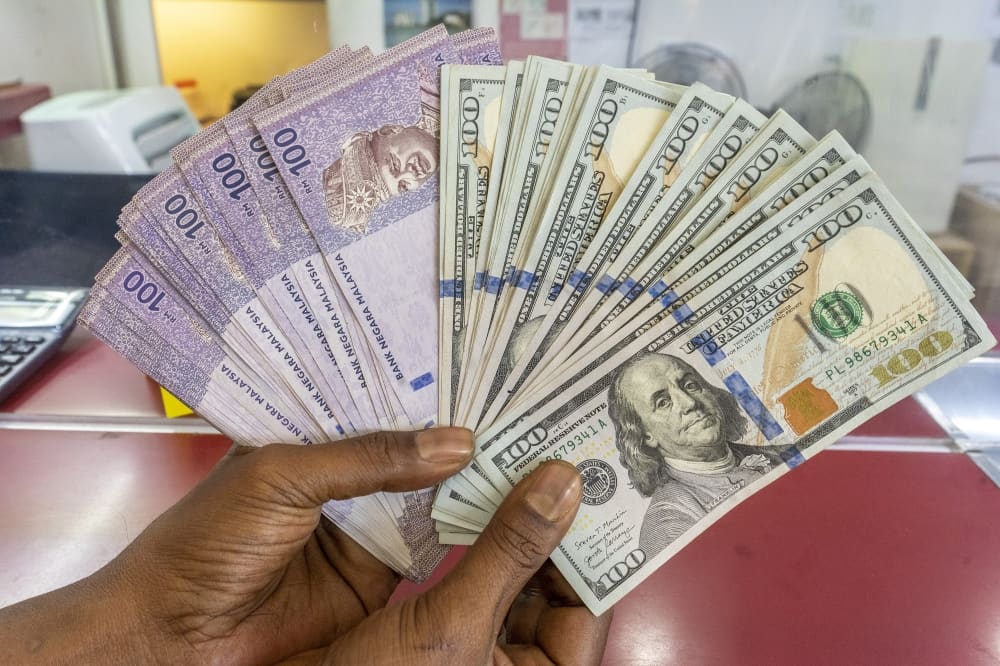 Malaysia's Currency Gains Ground as US Labor Market Signals Soften Dollar