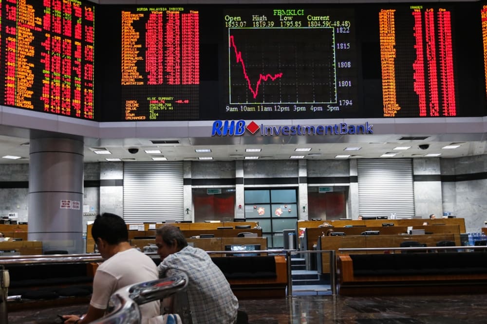 Malaysian Equities Gain Ground on Tech Rally as Crude Prices Retreat