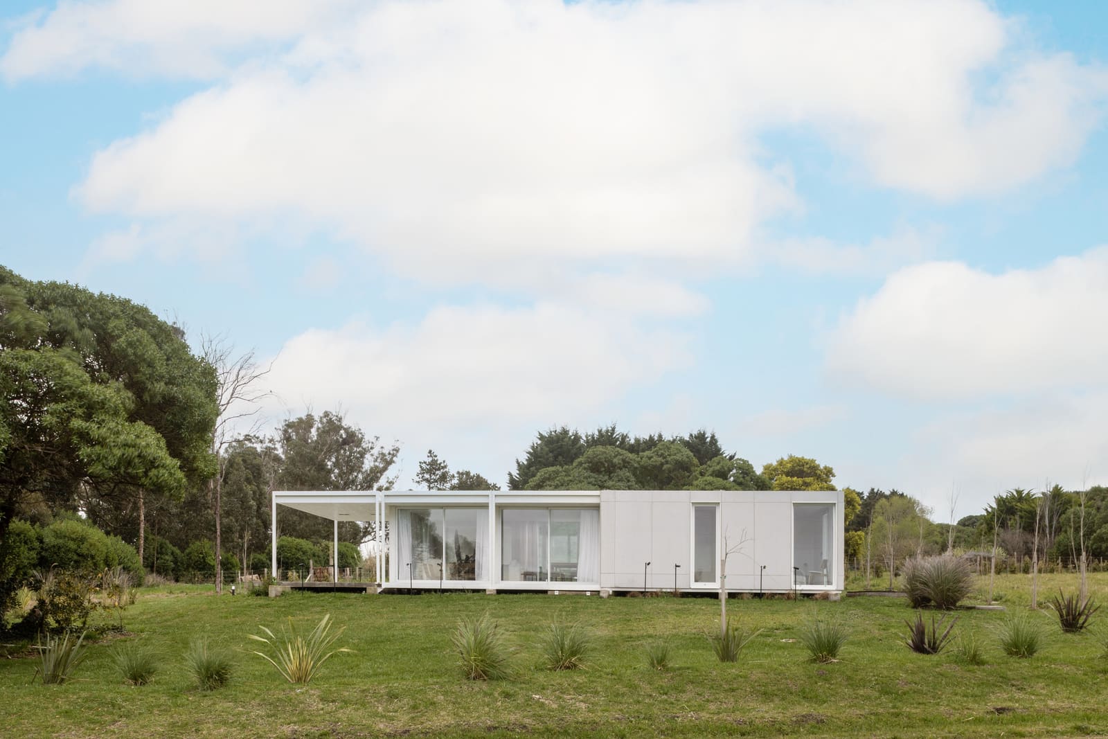 Where Land Meets Wave: A Modular Beach House in Chapadmalal