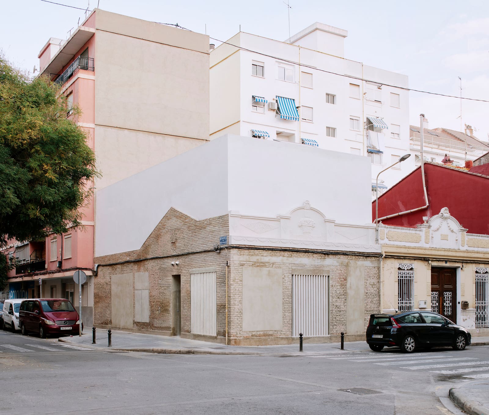 Nesting Within Heritage: A Quiet Corner House in Valencia's Working-Class Torrefiel