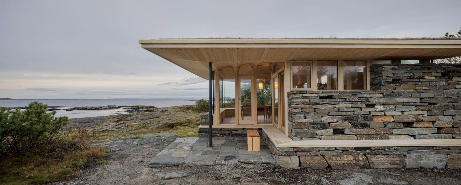 How a Norwegian Cabin Frames the Atlantic Without Dominating Its Rocky Shore