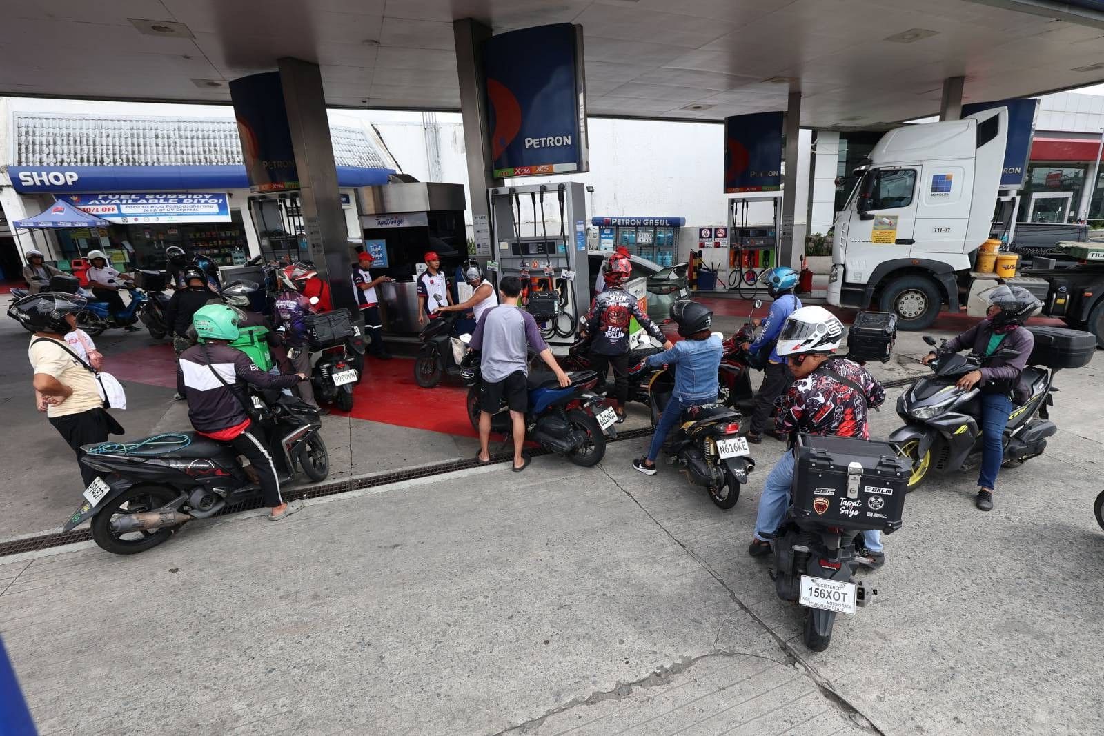 Philippine Motorists Face Steepest Fuel Price Drop in Weeks as Mideast Tensions Ease