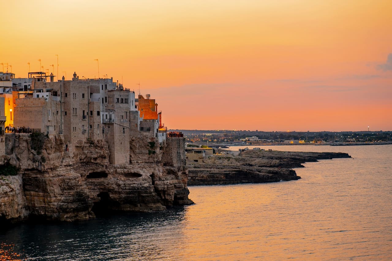 Puglia's Push to Open Private Beaches to Picnickers Divides Operators and Consumers